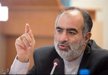 حسام الدین آشنا: با بستن اینترنت مردم را به استقبال از اینترنشنال می فرستید