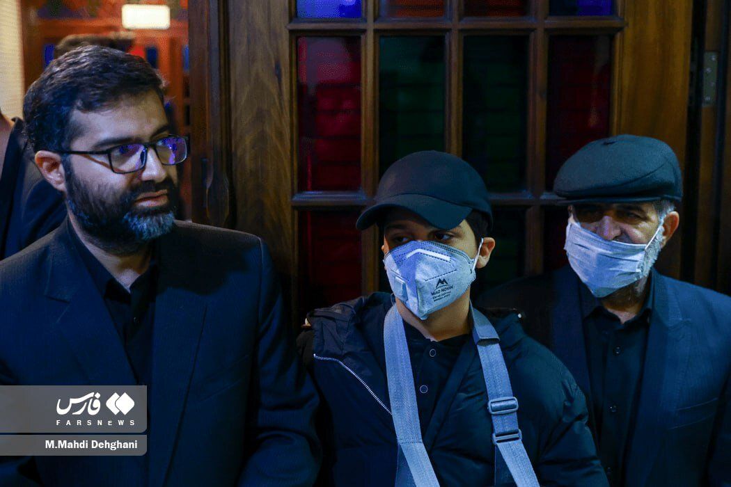 عکسی از فرزندان درگذشته سقاب اصفهانی در مراسم ترحیم/ فرزند و پدرهمسر او بازمانده تصادف هستند