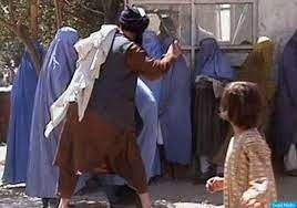 شلاق زدن بی‌رحمانه یک زن توسط پسر طالبانی‌اش+فیلم