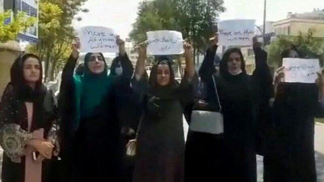 اولین تجمع اعتراضی زنان در کابل پس از ورود طالبان + عکس
