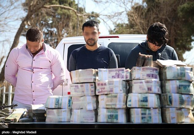 دستگیری سارقان خودرو حمل پول بانک پاسارگاد