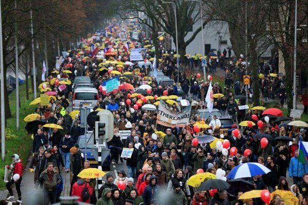 اعتراض هزاران شهروند هلندی به محدودیت های کرونایی