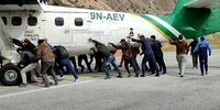 عجیب ولی واقعی؛ هل دادن هواپیما توسط مسافران!+ فیلم