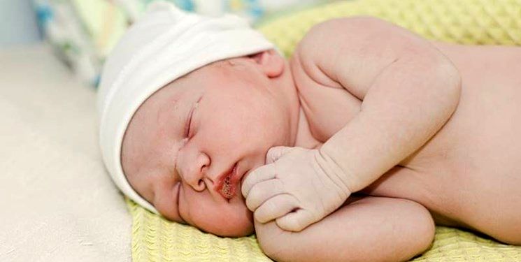 نگاه جالب نوزاد به پرستار پس از تولد+عکس