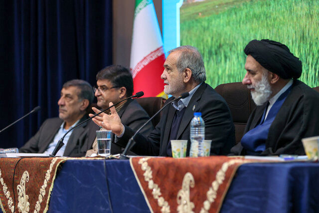 پزشکیان: وقتی مردم ناراضی هستند، نباید دنبال مقصر بیرونی گشت / اصلاح امور باید از خود مدیران آغاز شود