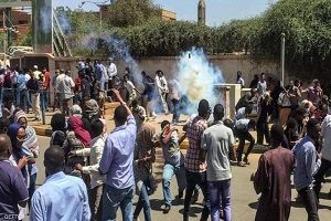 ارتش سودان پس از کودتا عمر البشیر، رئیس‌جمهور این کشور را از همه مناصبش برکنار کرد