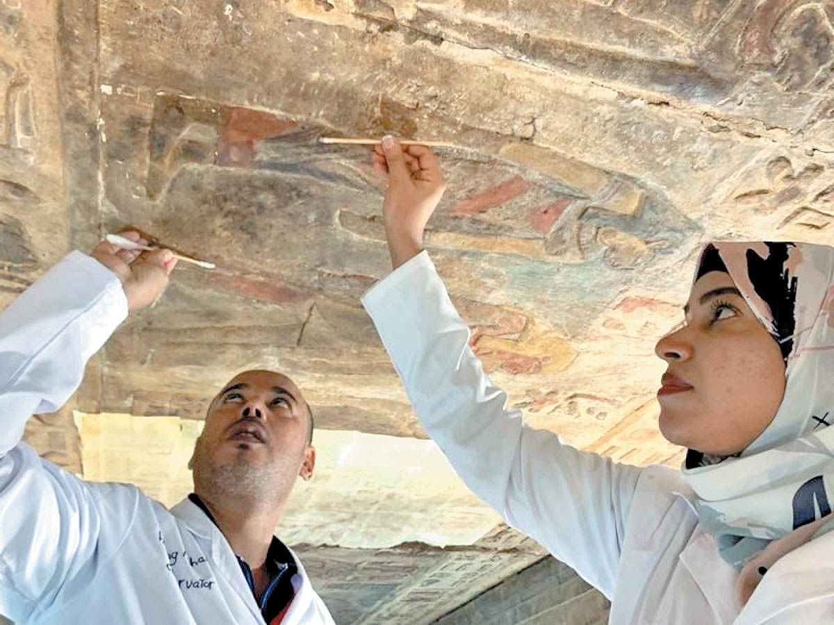 جزئیاتی از روند پاکسازی سقف معبد اسنا پس از 2 هزار سال
