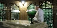 مضجع مطهر امام رضا (ع) با حضور مقام معظم رهبری غبارروبی شد