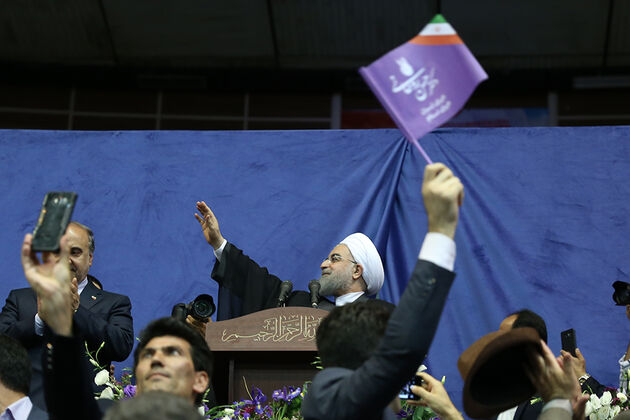 تصاویر همایش حامیان حسن روحانی در ورزشگاه آزادی (2)