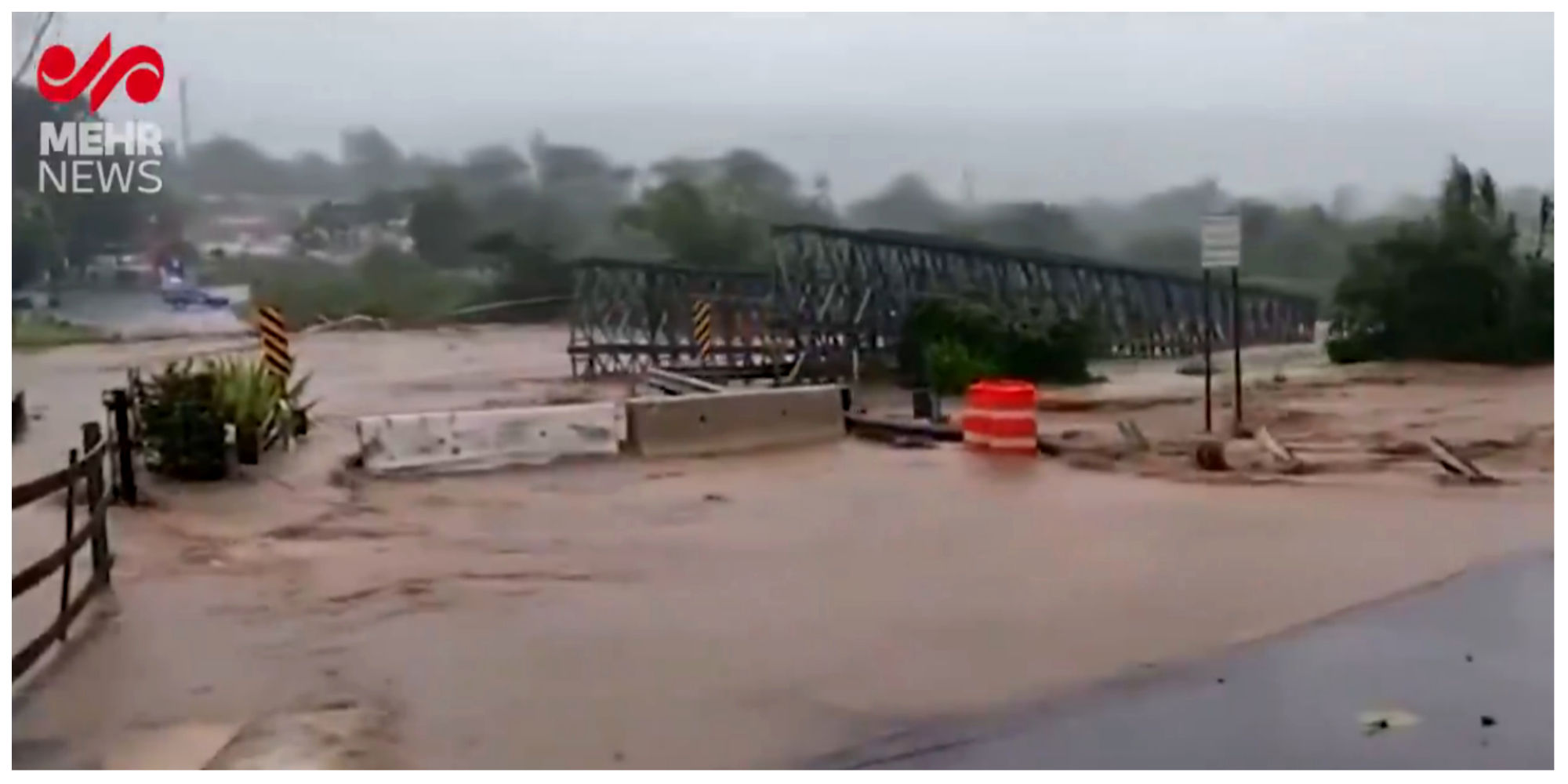 لحظه‌ نفس‌گیر تخریب یک پل به دلیل سیلاب + فیلم