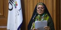 برخی خانم‌ها بعد از پایان کار اداری چادر خود را جمع می‌کنند