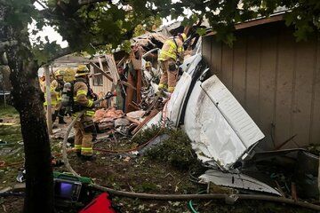 سقوط مرگبار هواپیما در پشت بام خانه+عکس 