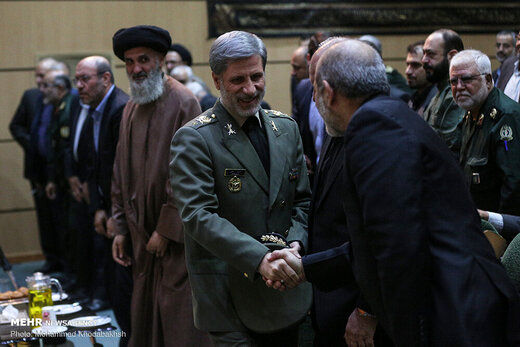 تصویری از همنشینی وزرای دفاع روحانی و احمدی‌نژاد در یک مراسم