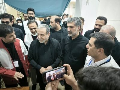 تصاویر| بازدید عراقچی از میز مشترک خدمات ایران در نجف