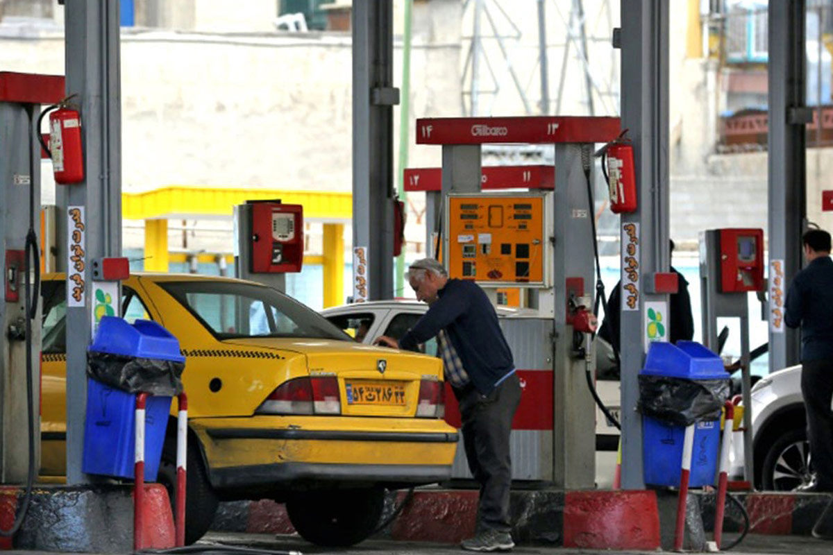 ایجاد صف‌های طولانی در جایگاه‌های سوخت/ فروش بنزین با نرخ آزاد
