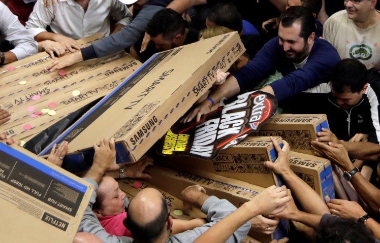 صحنه عجیبی از هجوم مردم برای خرید «جمعه سیاه» در برزیل + عکس
