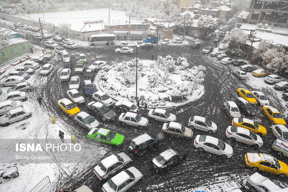 دو فرضیه درباره مدیریت ترافیک در اولین برف پایتخت در 98