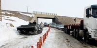بازگشایی جاده برفی با استفاده از تجهیزات زرهی سپاه + عکس