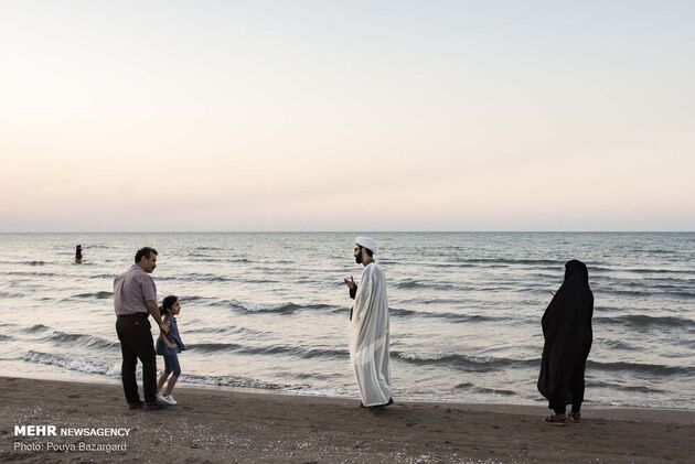 طلاب جوان در سواحل گیلان