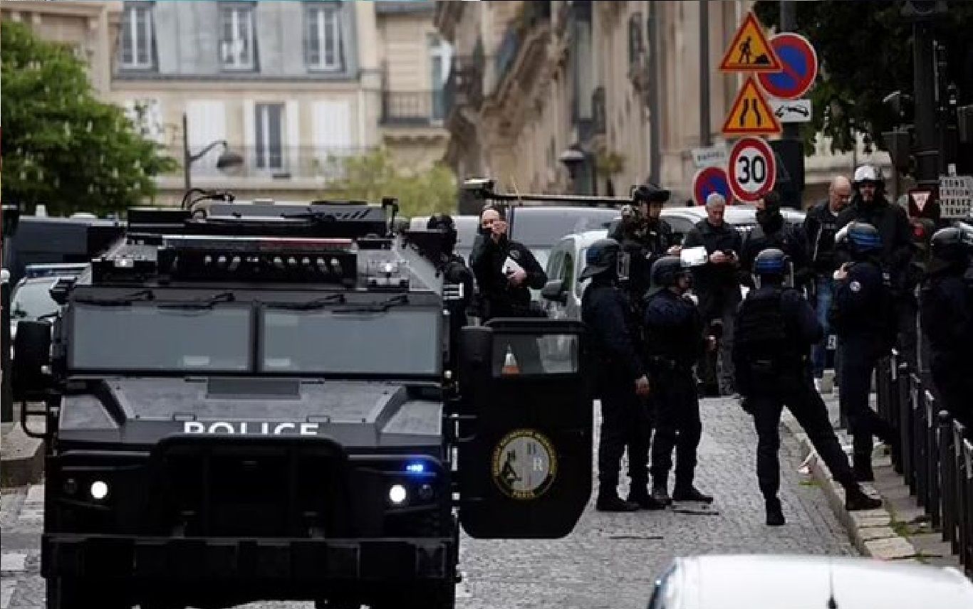 حضور نیروهای امنیتی فرانسه در مقابل کنسولگری ایران در پاریس + فیلم