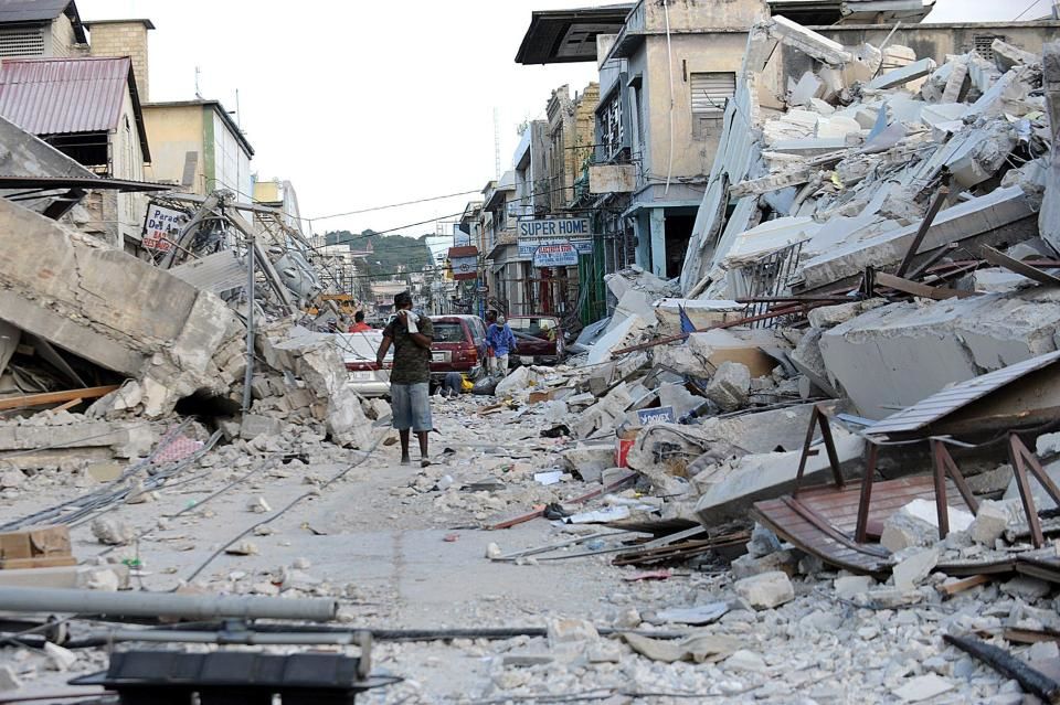 توزیع نامناسب غذا بین زلزله‌زدگان هائیتی+عکس