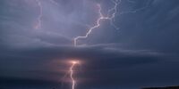 تصویری ناب از برخورد صاعقه با زمین