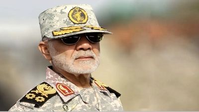 عکسی دیده نشده از فرمانده قرارگاه خاتم‌الانبیا در کنار رهبر شهید انقلاب

