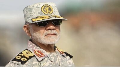 عکسی دیده نشده از فرمانده قرارگاه خاتم‌الانبیا در کنار رهبر شهید انقلاب

