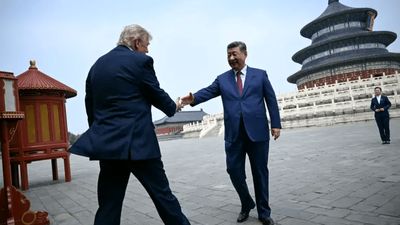 اقدام عجیب آمریکایی ها قبل از ترک کردن چین/ هدیه‌ها درون یک سطل زباله ریخته شدند