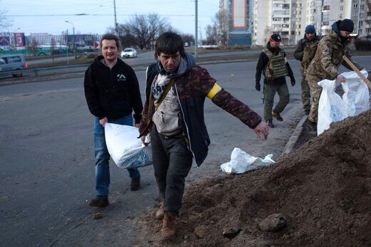 محاصره کی‌یف توسط ارتش روسیه/ اوکراینی ها سنگرسازی کردند+ تصاویر