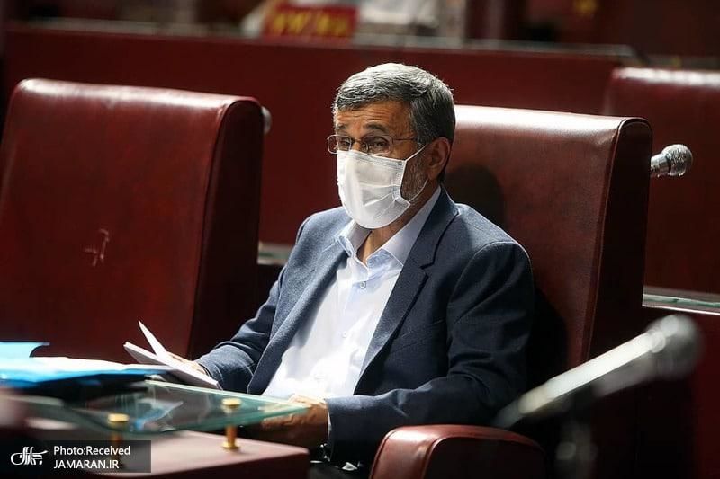 عکسی از تیپ جنجالی احمدی نژاد در جلسه مجمع تشخیص