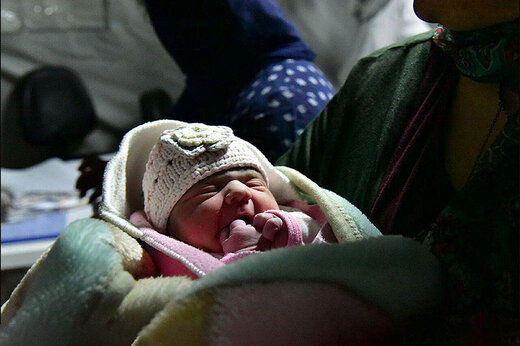 اولین تصویر از نوزادی که در زلزله خوی متولد شد