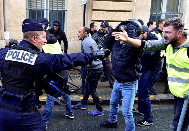جلیقه‌زردها دو پلیس فرانسه را مجروح کردند