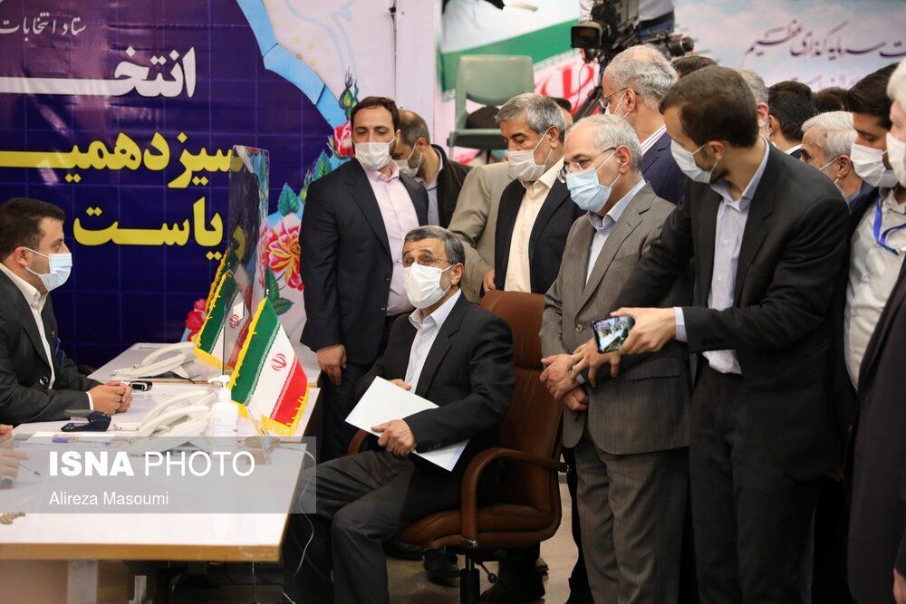تصاویری از ژست های احمدی نژاد در مقابل دوربین عکاسان