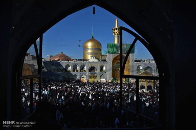 آیین تعویض پرچم گنبد امام رضا (ع)