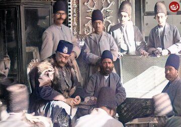 تصاویری کمتر دیده شده از ناصرالدین شاه قاجار در کنار کیسه های پولش