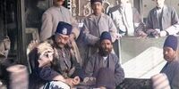 تصاویری کمتر دیده شده از ناصرالدین شاه قاجار در کنار کیسه های پولش