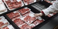  واردات گوشت تازه برای تنظیم بازار آغاز شد/ گوشت قرمز ارزان می‌شود؟