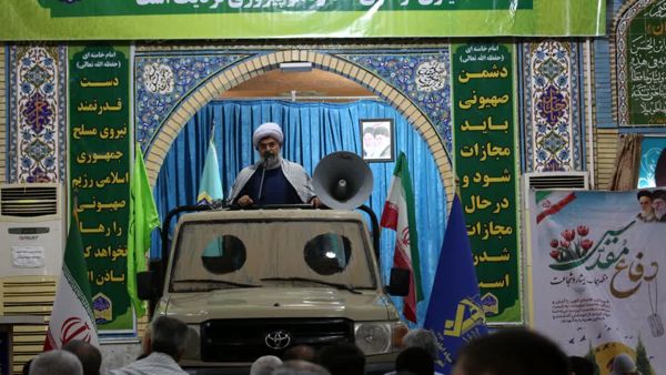 خطبه‌های نماز جمعه روی لندکروز جنگی +عکس