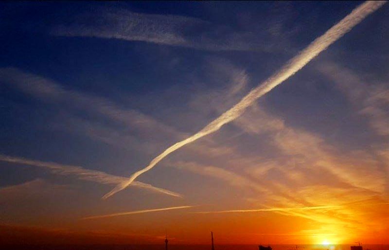 تصاویری متفاوت از آسمان تهران / ماجرای این ابرهای خطی چیست؟