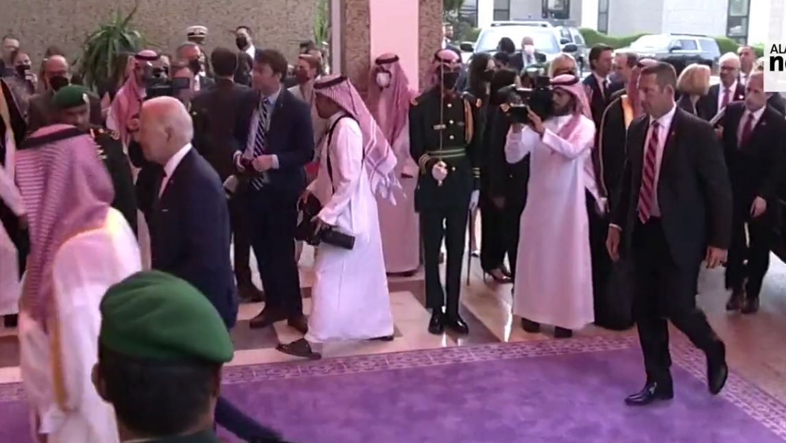 لحظه استقبال محمد بن سلمان از بایدن در کاخ «السلام» + فیلم