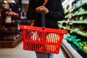 هزینه‌های یک «زندگی معمولی»؛ با حداقل حقوق در ماه چقدر می‌توان دوام آورد؟ | شکاف عمیق بین درآمد و هزینه خانوارها