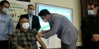 عکس:سازنده واکسن برکت به پدرش واکسن زد
