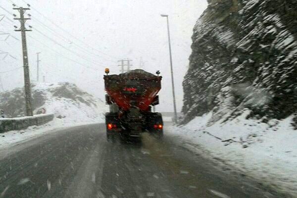 آخرین وضعیت جاده‌های مازندران؛ برف در گردنه گدوک