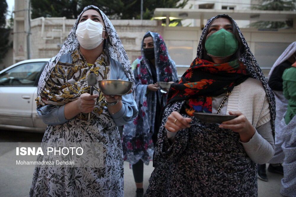عکس‌های جالب «قاشق زنی» چهارشنبه سوری در شیراز
