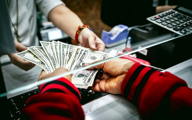 دستور جدید ارزی بانک مرکزی/صرافی‌ها ارز صادرکنندگان را به متقاضیان بفروشند