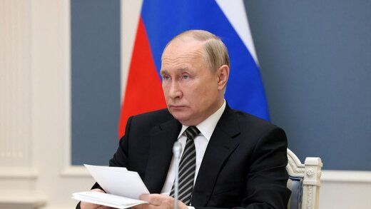تلاش پوتین برای ایستادن در کنار میز/ رئیس جمهور روسیه از فیلر و بوتاکس استفاده می کند؟