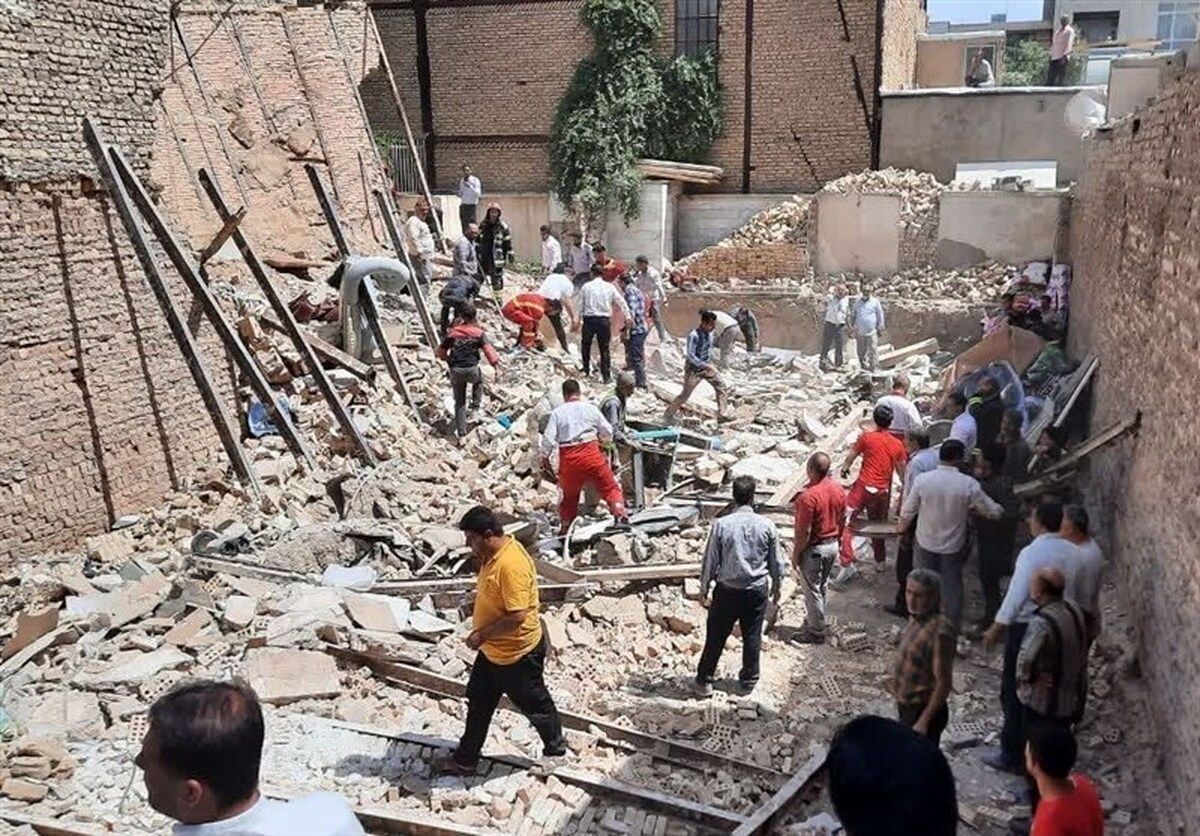 ساختمان 3 طبقه در گلستان تهران فروریخت / افرادی زیر آوار مانده‌اند + فیلم