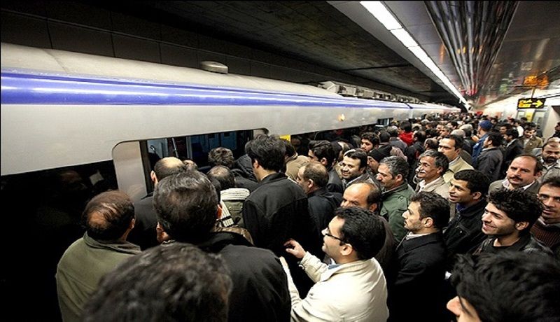 شکستن شیشه مترو تهران توسط مسافران + فیلم 