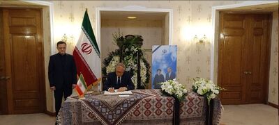 امضای دفتر یادبود شهادت رئیسی و همراهان وی توسط مقام ارشد چین